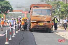 Hà Tĩnh thử nghiệm công nghệ lớp phủ vữa nhựa polime trong bảo trì đường bộ