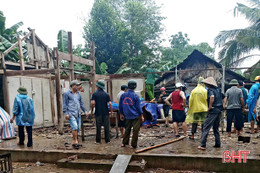 Lốc cuốn sập nhà, vợ chồng bệnh binh sống tạm bợ trong bếp