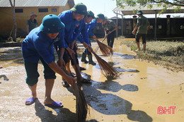 Thanh niên Hà Tĩnh "xắn tay" dọn vệ sinh, gặt lúa giúp dân vũng lũ