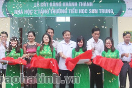 Vietcombank Hà Tĩnh bàn giao nhà học 2 tầng Trường Tiểu học Sơn Trung