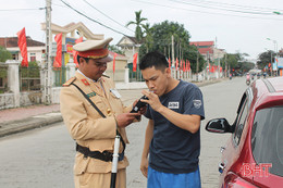 Can Lộc bố trí lực lượng đo nồng độ cồn người điều khiển phương tiện tại các xã, thị trấn