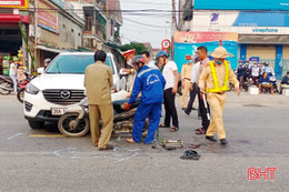 Thiếu quan sát, xế hộp và xe máy đâm nhau trên Quốc lộ 1A