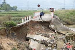 Cầu dân sinh sạt lở, sản xuất bị ảnh hưởng nghiêm trọng