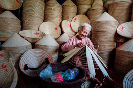 Bức ảnh cụ bà Việt Nam làm nón lá nổi bật trên National Geographic