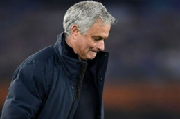 Tottenham sa thải Mourinho