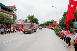 Xúc động hàng nghìn học sinh Hà Tĩnh chào đón "các anh về với đất mẹ”