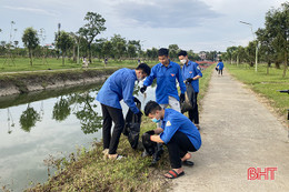 Ra quân thu gom rác thải, làm sạch môi trường tại công viên lớn nhất Hà Tĩnh