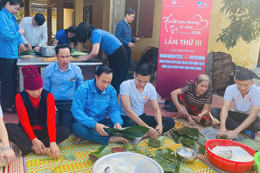 Gói bánh chưng tết cùng các cụ tại Trung tâm Bảo trợ xã hội Hà Tĩnh