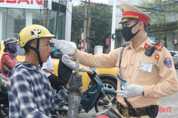 Người đi đường ở TP Hà Tĩnh ngỡ ngàng khi được CSGT đo thân nhiệt, phát khẩu trang miễn phí