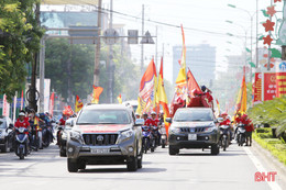 CĐV Hồng Lĩnh Hà Tĩnh "tiếp lửa" đội nhà trận đầu tiên trên sân mới