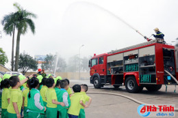 Được trải nghiệm, trẻ thích thú với những kỹ năng đối phó với giặc lửa