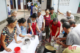 6 cụ bà Hà Tĩnh góp lương hưu, nấu cháo cho bệnh nhân nghèo