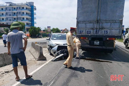 Sau va chạm với xe tải, taxi Vạn Xuân đâm lật nhiều dải phân cách