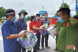 Nhiều phần quà dành tặng lực lượng phòng chống dịch ở Hương Sơn