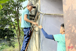 Thợ sửa điều hòa ở Hà Tĩnh: Tăng ca đến nửa đêm vẫn không hết việc