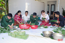 Mang “Xuân biên phòng, ấm lòng dân bản” đến bà con dân tộc Chứt