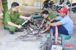 Công an huyện Cẩm Xuyên tiêu hủy số lượng lớn súng tự chế, dao kiếm các loại