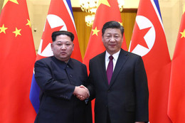 Chuyến công du nước ngoài đầu tiên của nhà lãnh đạo Triều Tiên Kim Jong-un qua ảnh