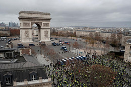 Xe bọc thép và hơi cay - Paris "căng như dây đàn"