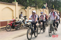 Học sinh Hà Tĩnh vẫn “quên” đeo khẩu trang khi ra khỏi trường