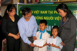 Hội Việt kiều Pháp trao quà cho trẻ em Hà Tĩnh có hoàn cảnh khó khăn.