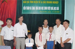 Báo Hà Tĩnh và các doanh nghiệp tặng quà cho học sinh nghèo vượt khó, học giỏi