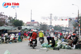 Tết... họp chợ giữa đường!