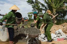 Công an Hương Sơn giúp người dân Sơn Bình xây dựng nông thôn mới