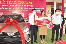 Agribank Hà Tĩnh II trao xe Toyota Vios cho khách hàng trúng thưởng