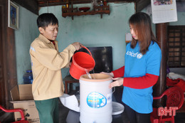 Nước sinh hoạt của người dân vùng lũ Hà Tĩnh sạch thêm nhờ quỹ UNICEF