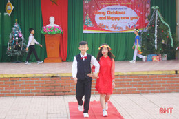 Ấn tượng màn catwalk trong chương trình “Merry Christmas and Happy New Year” ở trường học Thạch Hà