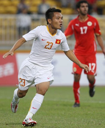 Thành Trung mừng bàn thắng trước Bahrain (đỏ). Ảnh: T.H.