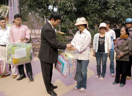 và trao chăn, màn cho nhân dân vùng lũ xã Hà Linh (Hương Khê)