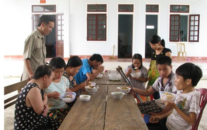 Một bữa ăn tập thể của người khuyết tật tại Trung tâm