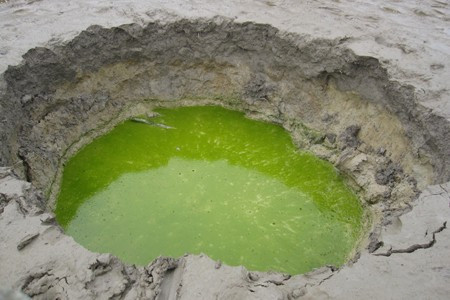 Miệng hố đất bị sụt sâu hàng mét