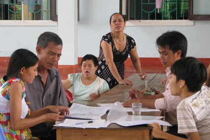 Cán bộ Trung tâm làm thủ tục đón người khuyết tật vào nuôi dưỡng