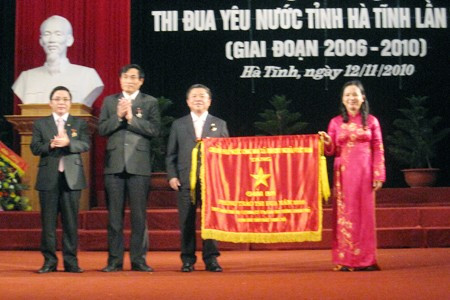 Thứ trưởng Bộ Nội vụ Trần Thị Hà trao cờ thi đua xuất sắc cho tỉnh Hà Tĩnh