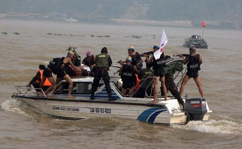 Cuộc diễn tập quy mô quốc gia "phương án chống khủng bố, giải cứu con tin, rà phá bom mìn, cứu hộ cứu nạn trên phương tiện giao thông đường thủy nội địa” do Bộ Công an, Bộ Quốc phòng, UBND Hà Nội tổ chức. Theo tình huống giả định, hai ca nô không chấp hành hiệu lệnh dừng lại kiểm tra của cảnh sát đường thủy nên bị lực lượng chức năng truy đuổi, bắn cảnh cáo. Đến Bến tàu du lịch trên sông Hồng, loạt đạn từ ca nô bắn liên tiếp về phía cảnh sát. Cuộc đọ súng diễn ra, một người trên ca nô bị tiêu diệt. Thấy phía trước có tàu du lịch, những chiếc cano áp sát, khống chế lái tàu và toàn bộ hành khách làm con tin. Chúng xưng danh là tổ chức khủng bố, yêu cầu cung cấp một triệu USD và máy bay để đưa ra nước ngoài. Nhóm khủng bố dọa nếu yêu cầu không đáp ứng sẽ giết chết hết con tin và cho nổ tàu. Gần 1.000 chiến sĩ thuộc các lực lượng tinh nhuệ của công an và quân đội đã bí mật tiếp cận tàu. Sau khi sử dụng ống thở hơi bí mật tiếp cận tàu; tụt dây chiến thuật từ trên tàu bay trực thăng, phá sóng cô lập thông tin... các lực lượng đã khống chế nhóm khủng bố, giải cứu con tin an toàn.