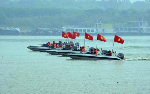 Cuộc diễn tập quy mô quốc gia "phương án chống khủng bố, giải cứu con tin, rà phá bom mìn, cứu hộ cứu nạn trên phương tiện giao thông đường thủy nội địa” do Bộ Công an, Bộ Quốc phòng, UBND Hà Nội tổ chức. Theo tình huống giả định, hai ca nô không chấp hành hiệu lệnh dừng lại kiểm tra của cảnh sát đường thủy nên bị lực lượng chức năng truy đuổi, bắn cảnh cáo. Đến Bến tàu du lịch trên sông Hồng, loạt đạn từ ca nô bắn liên tiếp về phía cảnh sát. Cuộc đọ súng diễn ra, một người trên ca nô bị tiêu diệt. Thấy phía trước có tàu du lịch, những chiếc cano áp sát, khống chế lái tàu và toàn bộ hành khách làm con tin. Chúng xưng danh là tổ chức khủng bố, yêu cầu cung cấp một triệu USD và máy bay để đưa ra nước ngoài. Nhóm khủng bố dọa nếu yêu cầu không đáp ứng sẽ giết chết hết con tin và cho nổ tàu. Gần 1.000 chiến sĩ thuộc các lực lượng tinh nhuệ của công an và quân đội đã bí mật tiếp cận tàu. Sau khi sử dụng ống thở hơi bí mật tiếp cận tàu; tụt dây chiến thuật từ trên tàu bay trực thăng, phá sóng cô lập thông tin... các lực lượng đã khống chế nhóm khủng bố, giải cứu con tin an toàn.