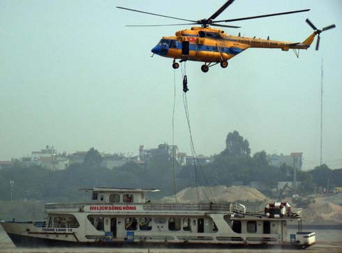 Cuộc diễn tập quy mô quốc gia "phương án chống khủng bố, giải cứu con tin, rà phá bom mìn, cứu hộ cứu nạn trên phương tiện giao thông đường thủy nội địa” do Bộ Công an, Bộ Quốc phòng, UBND Hà Nội tổ chức. Theo tình huống giả định, hai ca nô không chấp hành hiệu lệnh dừng lại kiểm tra của cảnh sát đường thủy nên bị lực lượng chức năng truy đuổi, bắn cảnh cáo. Đến Bến tàu du lịch trên sông Hồng, loạt đạn từ ca nô bắn liên tiếp về phía cảnh sát. Cuộc đọ súng diễn ra, một người trên ca nô bị tiêu diệt. Thấy phía trước có tàu du lịch, những chiếc cano áp sát, khống chế lái tàu và toàn bộ hành khách làm con tin. Chúng xưng danh là tổ chức khủng bố, yêu cầu cung cấp một triệu USD và máy bay để đưa ra nước ngoài. Nhóm khủng bố dọa nếu yêu cầu không đáp ứng sẽ giết chết hết con tin và cho nổ tàu. Gần 1.000 chiến sĩ thuộc các lực lượng tinh nhuệ của công an và quân đội đã bí mật tiếp cận tàu. Sau khi sử dụng ống thở hơi bí mật tiếp cận tàu; tụt dây chiến thuật từ trên tàu bay trực thăng, phá sóng cô lập thông tin... các lực lượng đã khống chế nhóm khủng bố, giải cứu con tin an toàn.