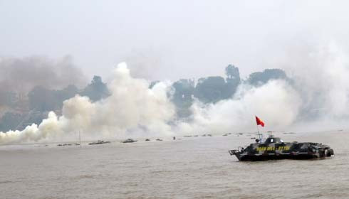 Cuộc diễn tập quy mô quốc gia "phương án chống khủng bố, giải cứu con tin, rà phá bom mìn, cứu hộ cứu nạn trên phương tiện giao thông đường thủy nội địa” do Bộ Công an, Bộ Quốc phòng, UBND Hà Nội tổ chức. Theo tình huống giả định, hai ca nô không chấp hành hiệu lệnh dừng lại kiểm tra của cảnh sát đường thủy nên bị lực lượng chức năng truy đuổi, bắn cảnh cáo. Đến Bến tàu du lịch trên sông Hồng, loạt đạn từ ca nô bắn liên tiếp về phía cảnh sát. Cuộc đọ súng diễn ra, một người trên ca nô bị tiêu diệt. Thấy phía trước có tàu du lịch, những chiếc cano áp sát, khống chế lái tàu và toàn bộ hành khách làm con tin. Chúng xưng danh là tổ chức khủng bố, yêu cầu cung cấp một triệu USD và máy bay để đưa ra nước ngoài. Nhóm khủng bố dọa nếu yêu cầu không đáp ứng sẽ giết chết hết con tin và cho nổ tàu. Gần 1.000 chiến sĩ thuộc các lực lượng tinh nhuệ của công an và quân đội đã bí mật tiếp cận tàu. Sau khi sử dụng ống thở hơi bí mật tiếp cận tàu; tụt dây chiến thuật từ trên tàu bay trực thăng, phá sóng cô lập thông tin... các lực lượng đã khống chế nhóm khủng bố, giải cứu con tin an toàn.