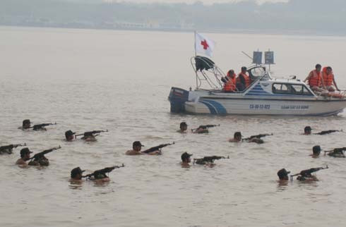 Cuộc diễn tập quy mô quốc gia "phương án chống khủng bố, giải cứu con tin, rà phá bom mìn, cứu hộ cứu nạn trên phương tiện giao thông đường thủy nội địa” do Bộ Công an, Bộ Quốc phòng, UBND Hà Nội tổ chức. Theo tình huống giả định, hai ca nô không chấp hành hiệu lệnh dừng lại kiểm tra của cảnh sát đường thủy nên bị lực lượng chức năng truy đuổi, bắn cảnh cáo. Đến Bến tàu du lịch trên sông Hồng, loạt đạn từ ca nô bắn liên tiếp về phía cảnh sát. Cuộc đọ súng diễn ra, một người trên ca nô bị tiêu diệt. Thấy phía trước có tàu du lịch, những chiếc cano áp sát, khống chế lái tàu và toàn bộ hành khách làm con tin. Chúng xưng danh là tổ chức khủng bố, yêu cầu cung cấp một triệu USD và máy bay để đưa ra nước ngoài. Nhóm khủng bố dọa nếu yêu cầu không đáp ứng sẽ giết chết hết con tin và cho nổ tàu. Gần 1.000 chiến sĩ thuộc các lực lượng tinh nhuệ của công an và quân đội đã bí mật tiếp cận tàu. Sau khi sử dụng ống thở hơi bí mật tiếp cận tàu; tụt dây chiến thuật từ trên tàu bay trực thăng, phá sóng cô lập thông tin... các lực lượng đã khống chế nhóm khủng bố, giải cứu con tin an toàn.