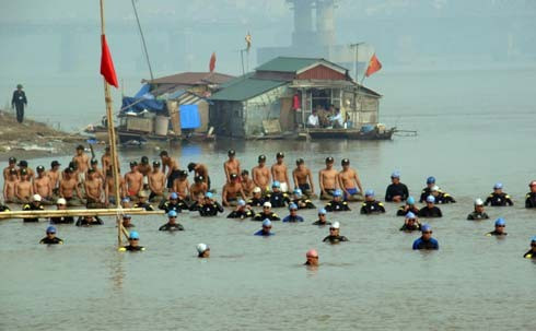 Cuộc diễn tập quy mô quốc gia "phương án chống khủng bố, giải cứu con tin, rà phá bom mìn, cứu hộ cứu nạn trên phương tiện giao thông đường thủy nội địa” do Bộ Công an, Bộ Quốc phòng, UBND Hà Nội tổ chức. Theo tình huống giả định, hai ca nô không chấp hành hiệu lệnh dừng lại kiểm tra của cảnh sát đường thủy nên bị lực lượng chức năng truy đuổi, bắn cảnh cáo. Đến Bến tàu du lịch trên sông Hồng, loạt đạn từ ca nô bắn liên tiếp về phía cảnh sát. Cuộc đọ súng diễn ra, một người trên ca nô bị tiêu diệt. Thấy phía trước có tàu du lịch, những chiếc cano áp sát, khống chế lái tàu và toàn bộ hành khách làm con tin. Chúng xưng danh là tổ chức khủng bố, yêu cầu cung cấp một triệu USD và máy bay để đưa ra nước ngoài. Nhóm khủng bố dọa nếu yêu cầu không đáp ứng sẽ giết chết hết con tin và cho nổ tàu. Gần 1.000 chiến sĩ thuộc các lực lượng tinh nhuệ của công an và quân đội đã bí mật tiếp cận tàu. Sau khi sử dụng ống thở hơi bí mật tiếp cận tàu; tụt dây chiến thuật từ trên tàu bay trực thăng, phá sóng cô lập thông tin... các lực lượng đã khống chế nhóm khủng bố, giải cứu con tin an toàn.