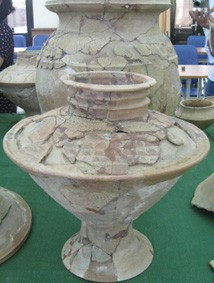 Bình gốm chân tiện bằng đất nung