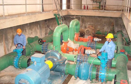 Công nhân Nhà máy nước Bộc Nguyên vận hành trạm bơm tăng áp phục vụ chuyển tải nguồn nước sạch đến mọi nhà