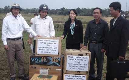 Phó Tổng Biên tập Báo Hà Tĩnh Hà Thị Hồng Dương trao quà hỗ trợ đồng bào xã Hương Xuân (Hương Khê)