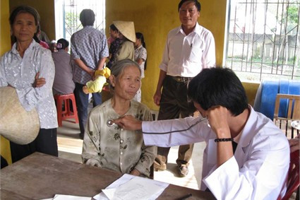 Các bác sỹ Bệnh viện Từ Dũ (TP Hồ Chí Minh) khám bệnh cho người dân xã Sơn Mỹ (Hương Sơn)