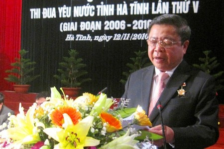 Chủ tịch UBND tỉnh Võ Kim Cự đọc diễn văn khai mạc Đại hội