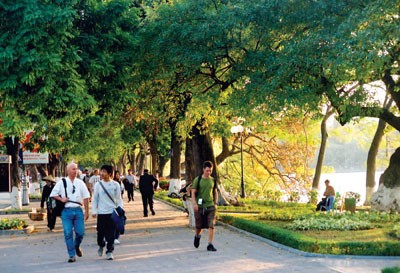 Du khách tham quan Hà Nội Du khách tham quan Hà Nội