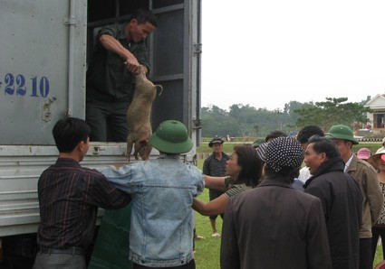 Hội Nông dân Hà Tĩnh phối hợp với Báo Nông thôn ngày nay trao quà cho nhân dân xã Hương Thủy (Hương Khê)